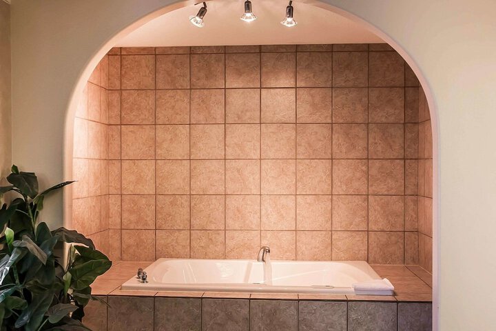 Deep soaking bathtub