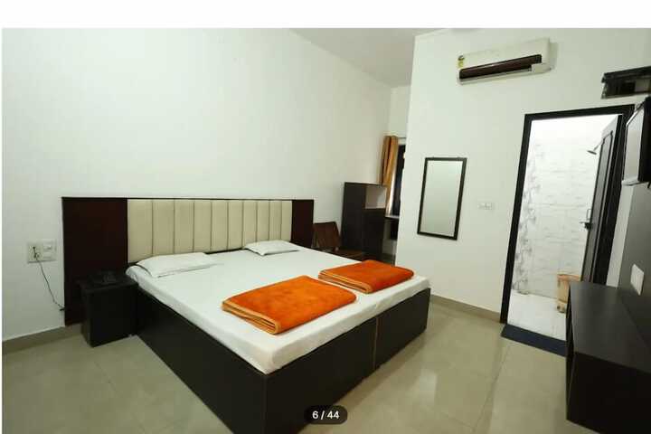 Room 10 of 18