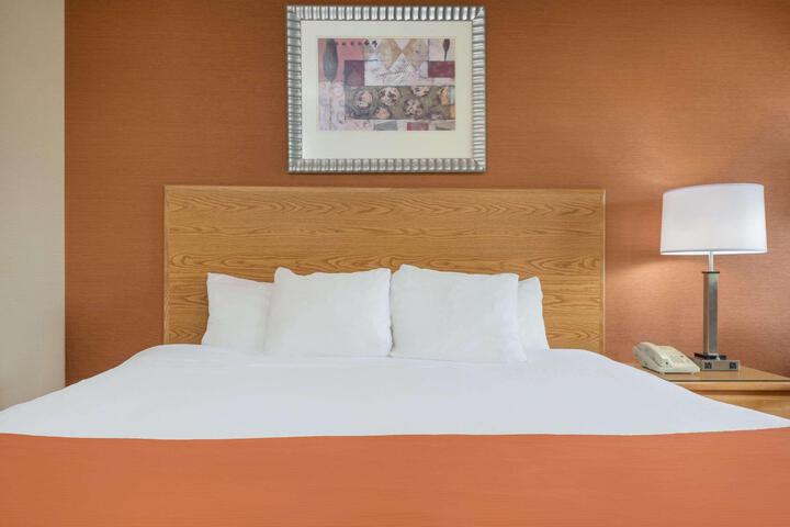 1 King Bed Deluxe Room (8 of 11)