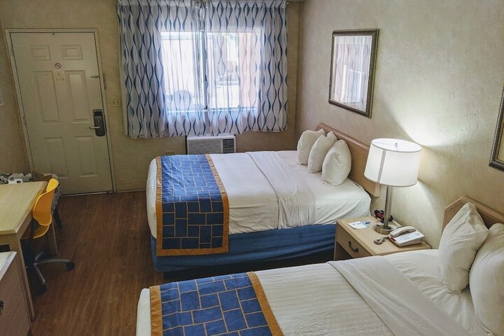 1 Queen Bed (1 of 14)