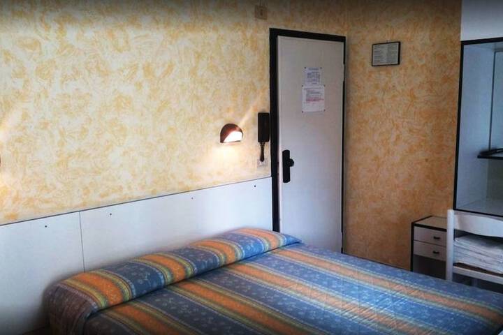 Room 17 of 34