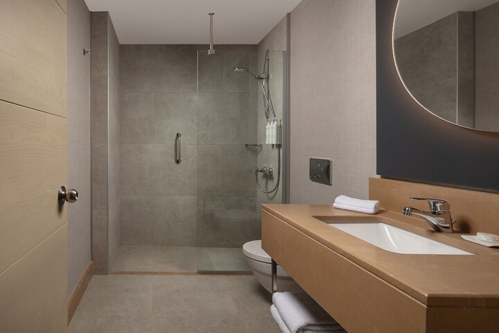 Room 17 of 38
