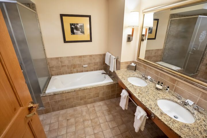 Premier 2 Queen Beds (5 of 13)