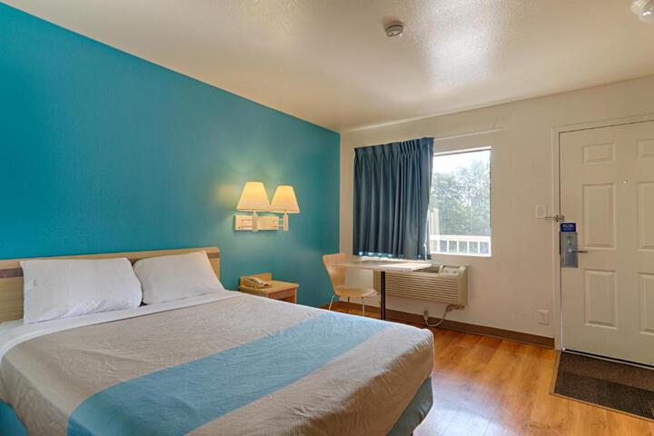 1 Double Bed Accessible (5 of 8)