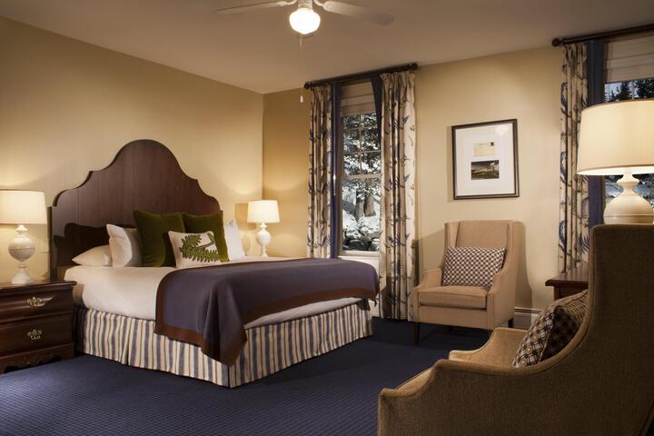 Deluxe King Bed (12 of 13)
