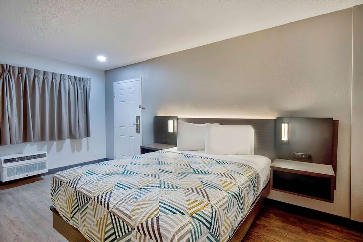 1 Queen Bed Micfridge (6 of 8)