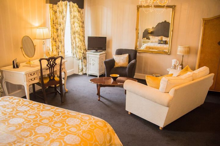 Room 2 of 35
