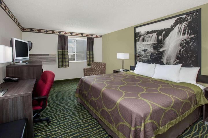 1 Queen Bed (10 of 10)