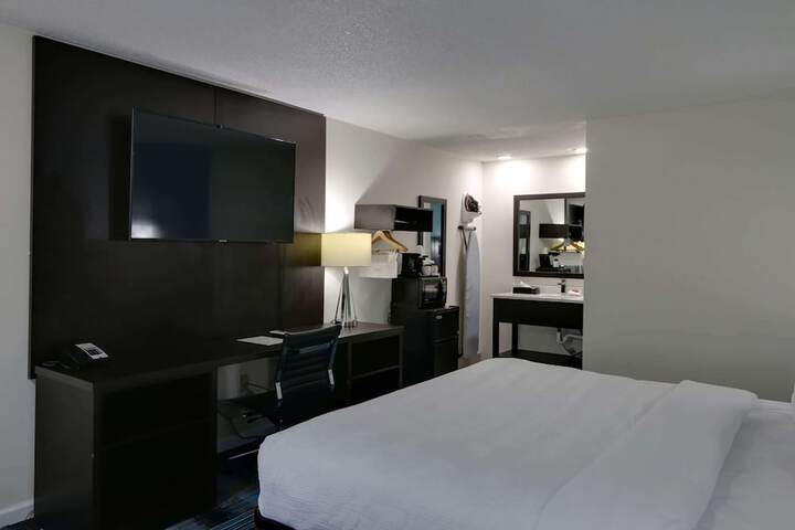 1 Queen Bed (2 of 10)