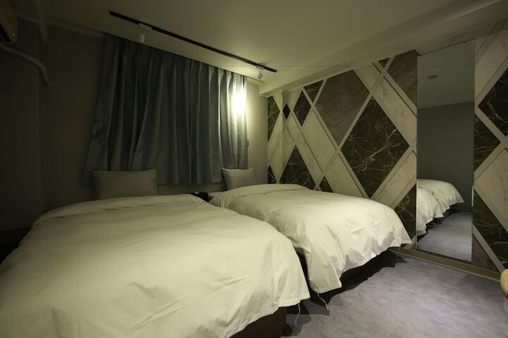 Room 3 of 20