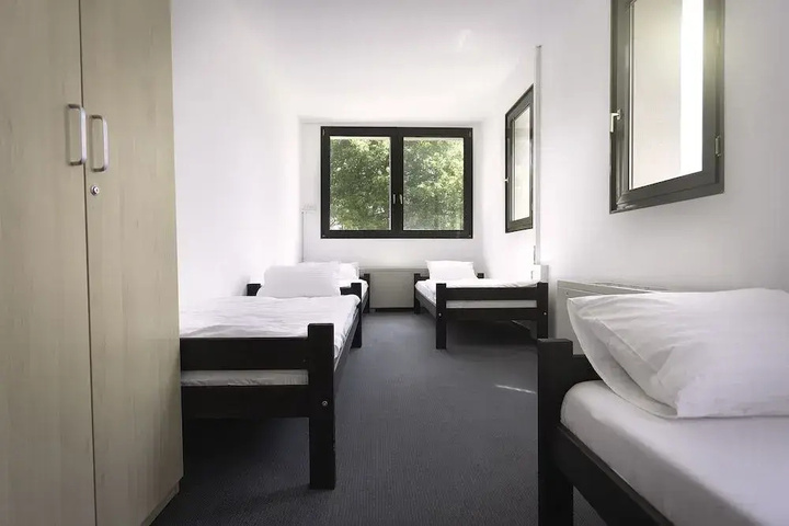 Room 4 of 8
