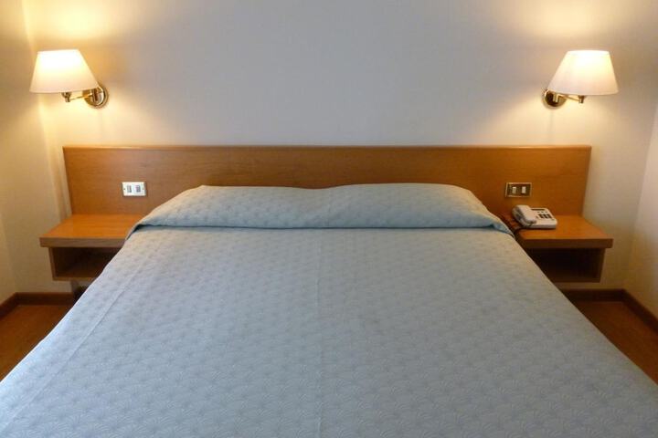 Room 11 of 37