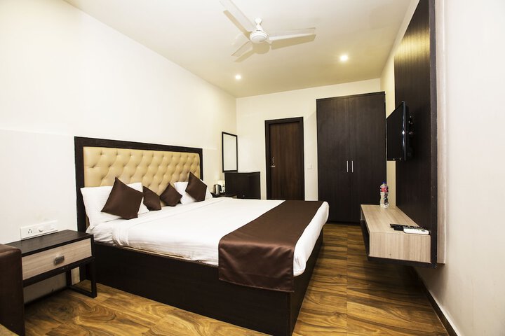 Room 3 of 20