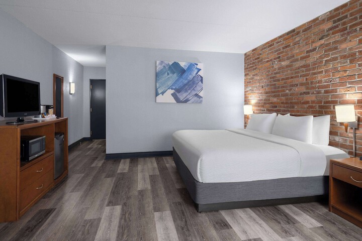 Room 33 of 53
