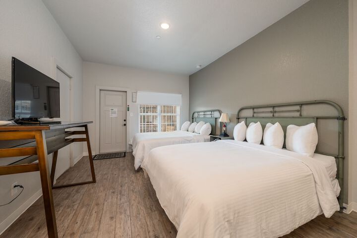 Superior Room 1 Queen Bed (16 of 168)