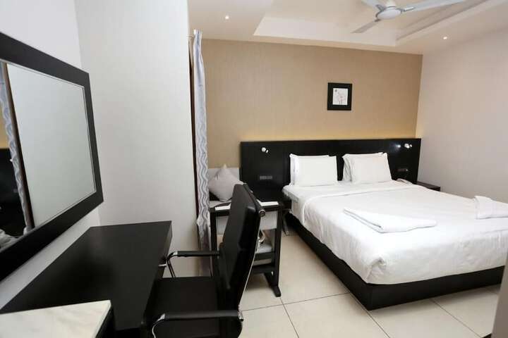 Room 12 of 25