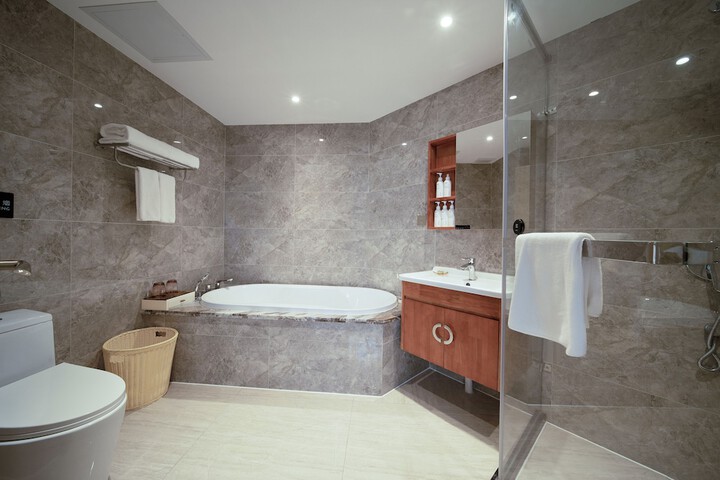 Room 10 of 83
