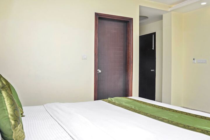 Room 30 of 34