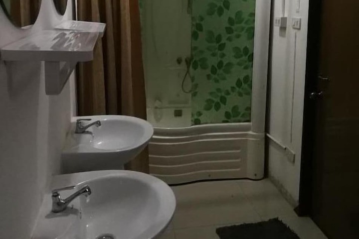 Room 13 of 27