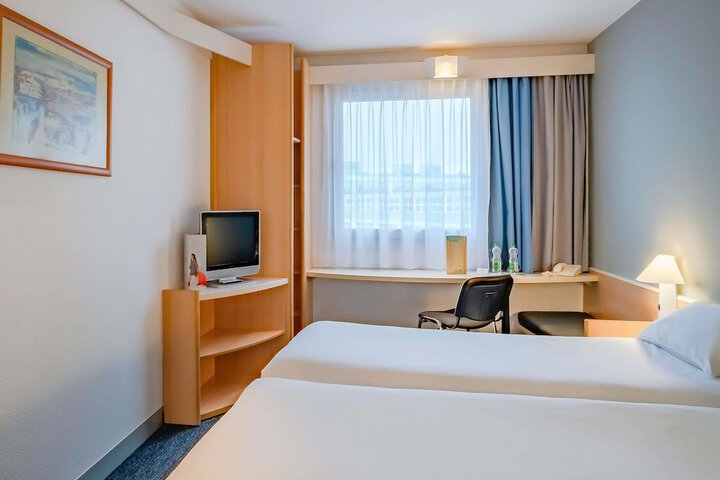 Room 16 of 77