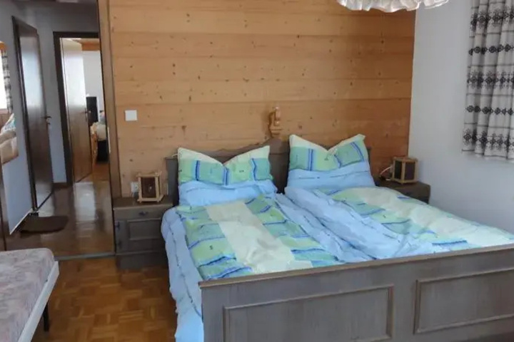 Room 2 of 10