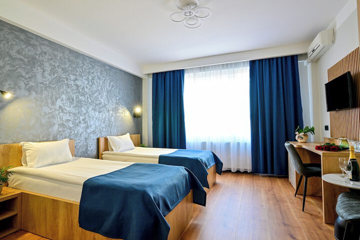 Room 6 of 8