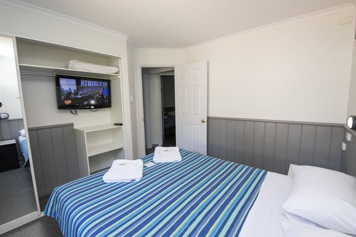 Room 4 of 145