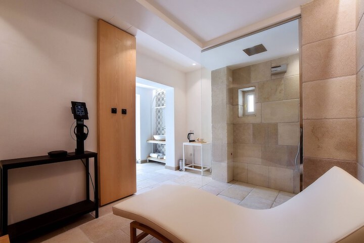 Room 52 of 112