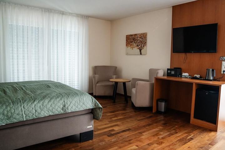 Room 2 of 63