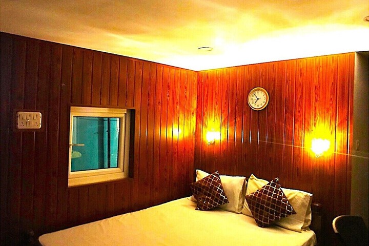 Room 32 of 195