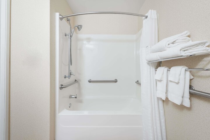 1 Queen Bed Accessible Room (7 of 10)