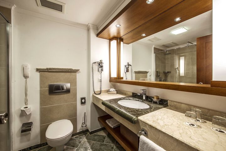 Room 40 of 145