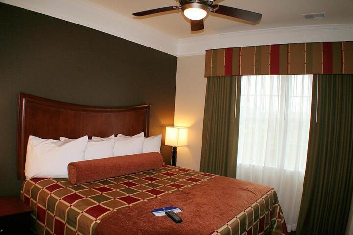 Suite 1 King Bed Separate Bedroom Sofa Bed Corner Room Dry Bar Full Breakfast (11 of 14)