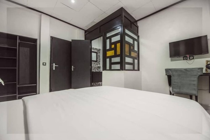 Room 4 of 16
