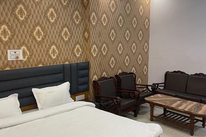 Room 4 of 9