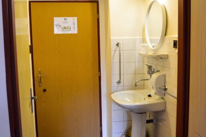Room 44 of 77