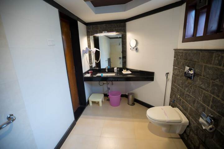 Room 6 of 37