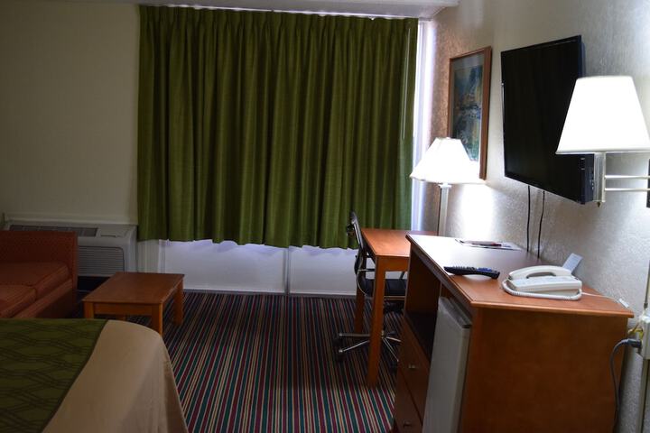 1 King Bed (1 of 17)