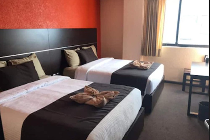 Room 16 of 38