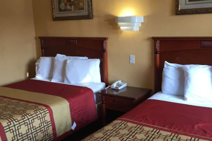 2 Double Beds (3 of 8)