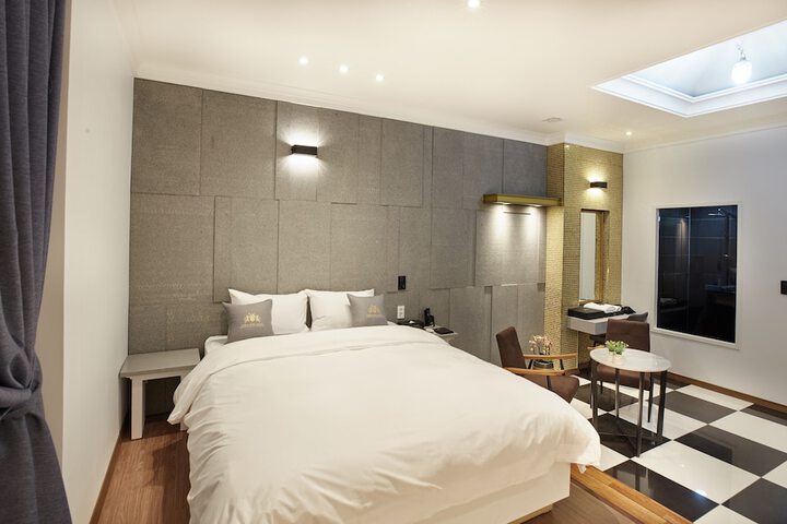 Room 6 of 40