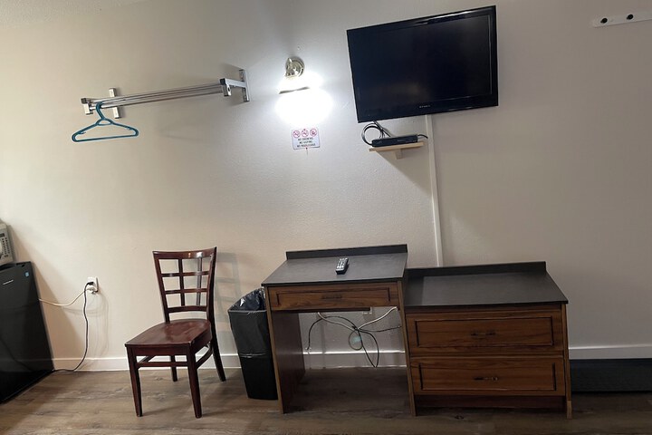 Room 6 of 10