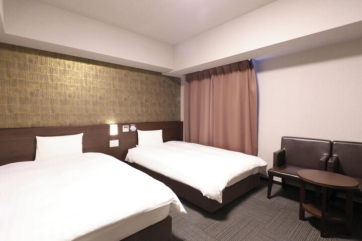 Room 27 of 76