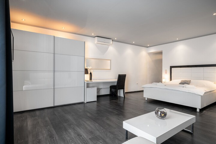 Room 3 of 16
