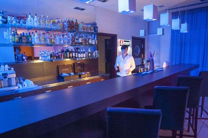 Lounge 4 of 64
