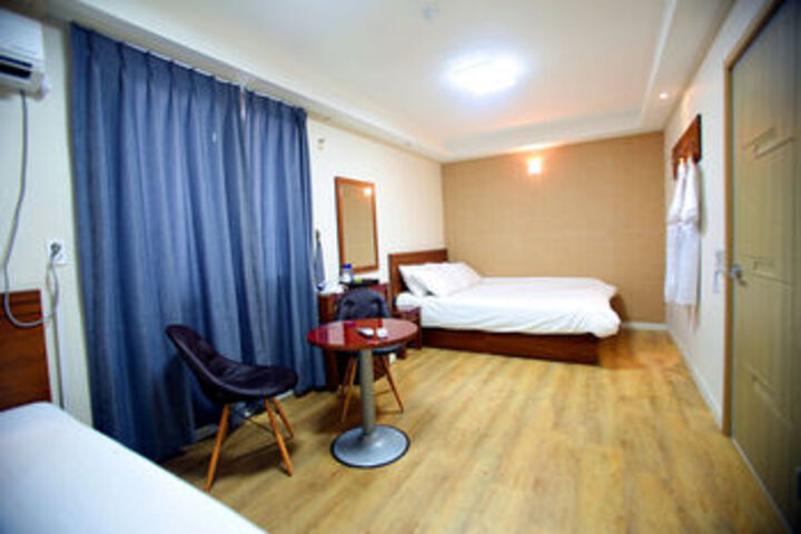 Room 13 of 18
