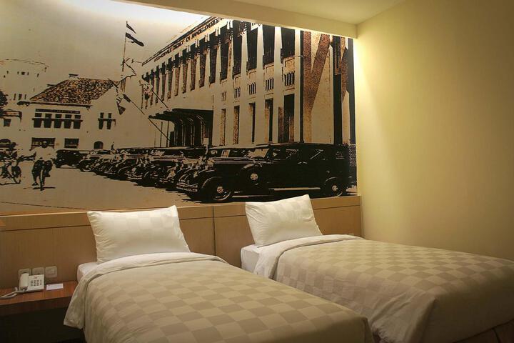 Room 7 of 12