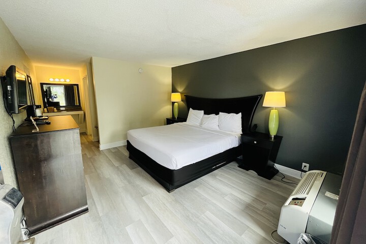 1 King Bed (2 of 11)
