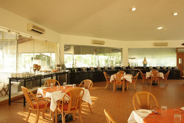 Ballroom/Hall 76 of 143