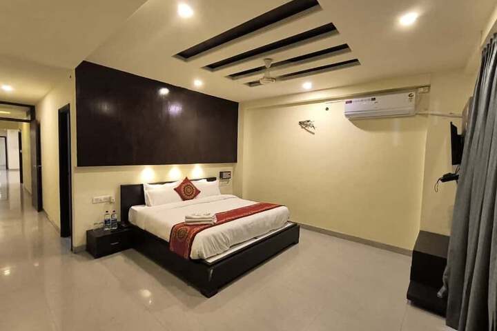 Room 6 of 13